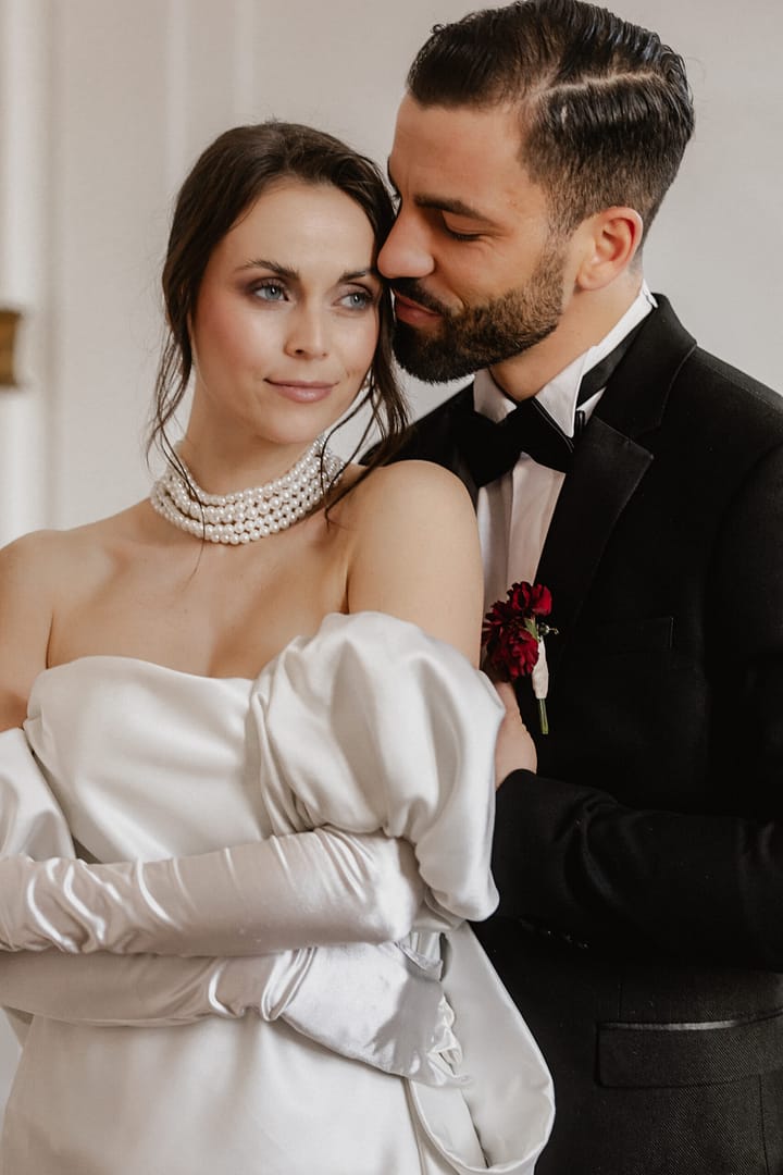 Das glückliche Paar in inniger Nähe Zwei Herzen vereint in Liebe