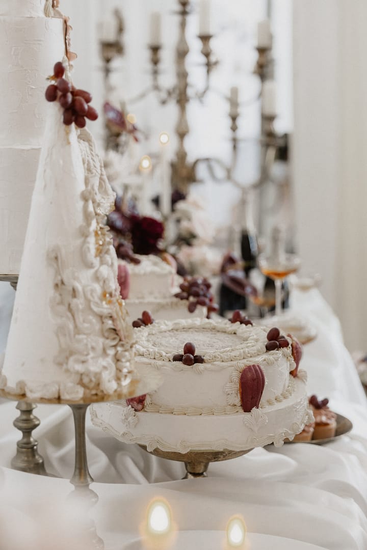 Fein abgestimmte Papeterie für einen harmonischen Look Die Hochzeitstorte: Ein Meisterwerk aus Genuss und Eleganz Dekoration, die Emotionen weckt und Erinnerungen schafft