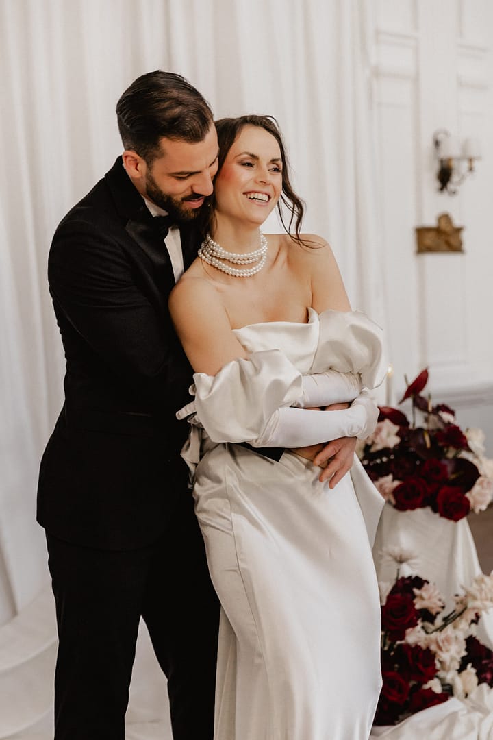 Hand in Hand ins gemeinsame Leben Die Liebe führt sie zusammen