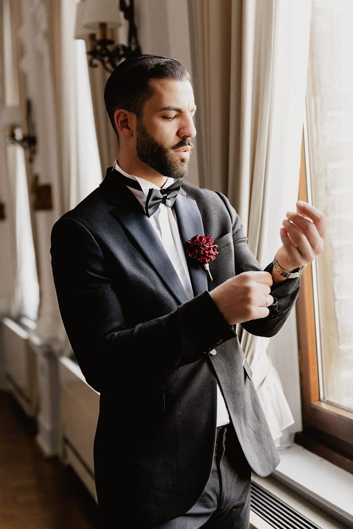 Ein Mann, bereit für den neuen Lebensabschnitt Klassisch und stilvoll – der Bräutigam allein