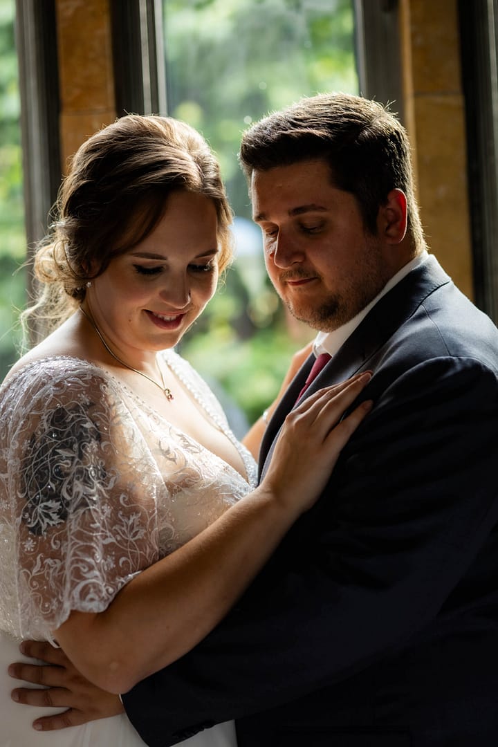 Hochzeitspaar vor der Hochzeitslokation