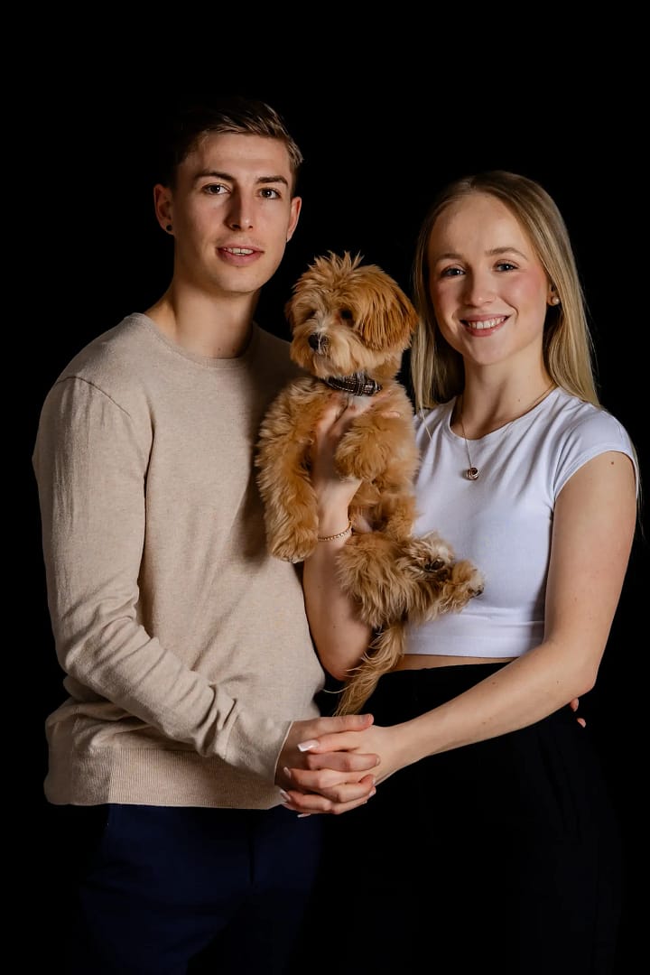 Paarbild mit einem Hund im Fotostudio Bielefeld liebevollefotos