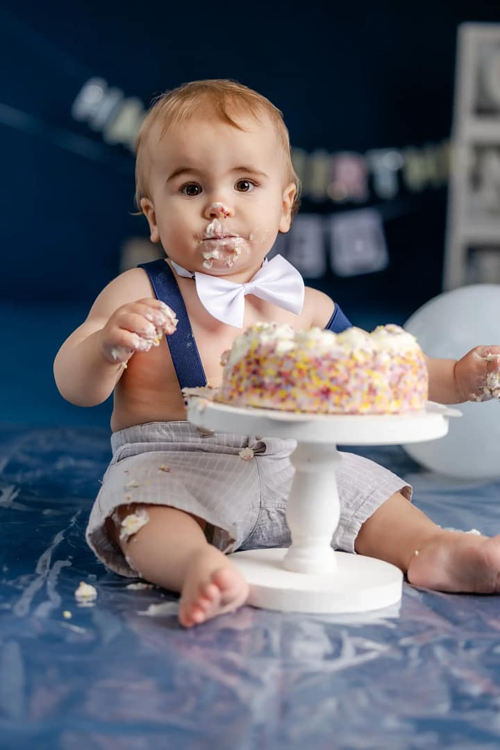 kind mit torte Smash-Cake-Shooting im Fotostudio Bielefeld liebevollefotos