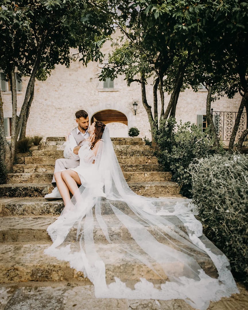 Braut und Bräutigam sitzten auf der treppe und küssen sich - Hochzeitsfotograf Bielefeld