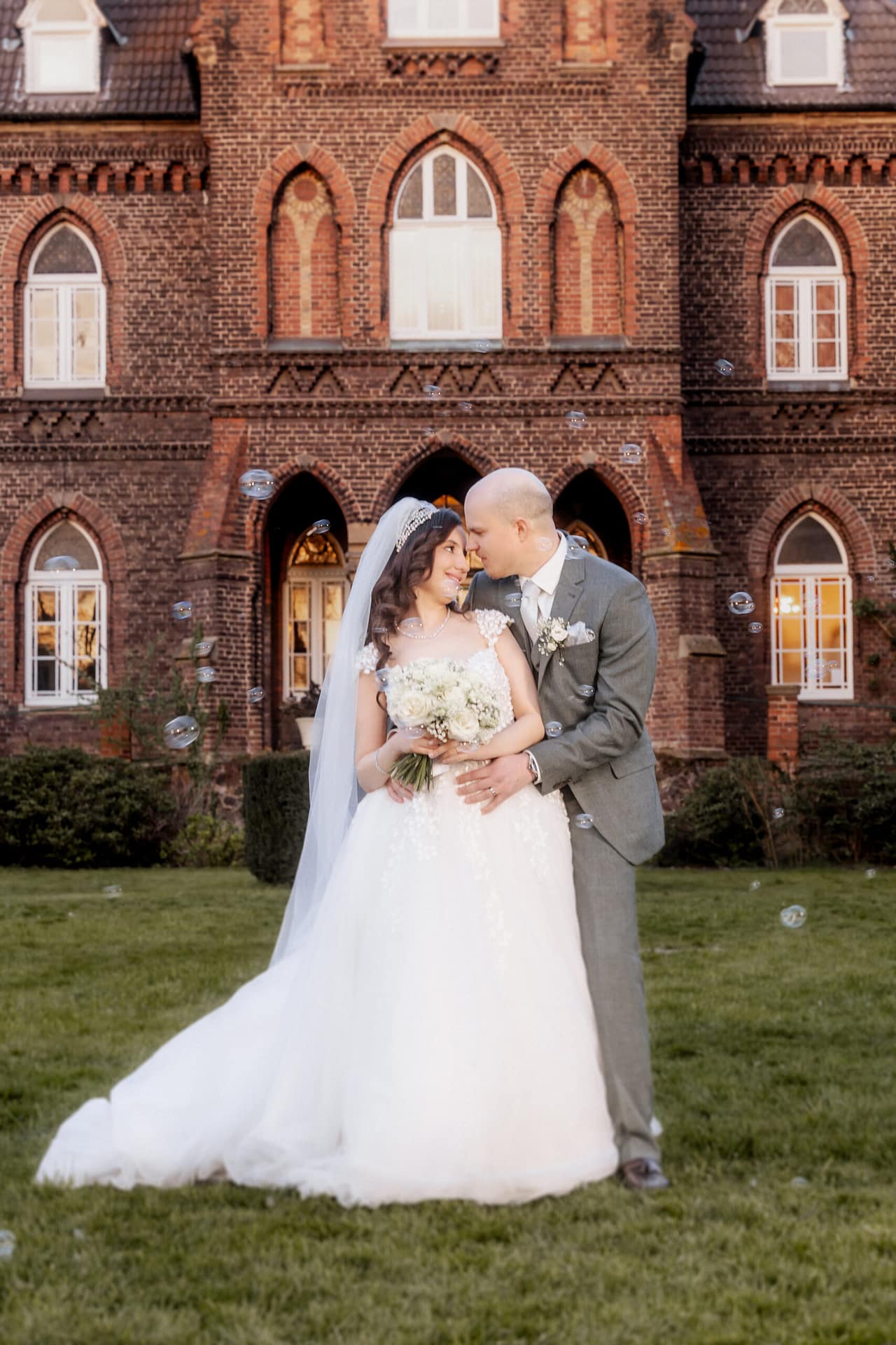 Hochzeitsshooting vor der Lokation